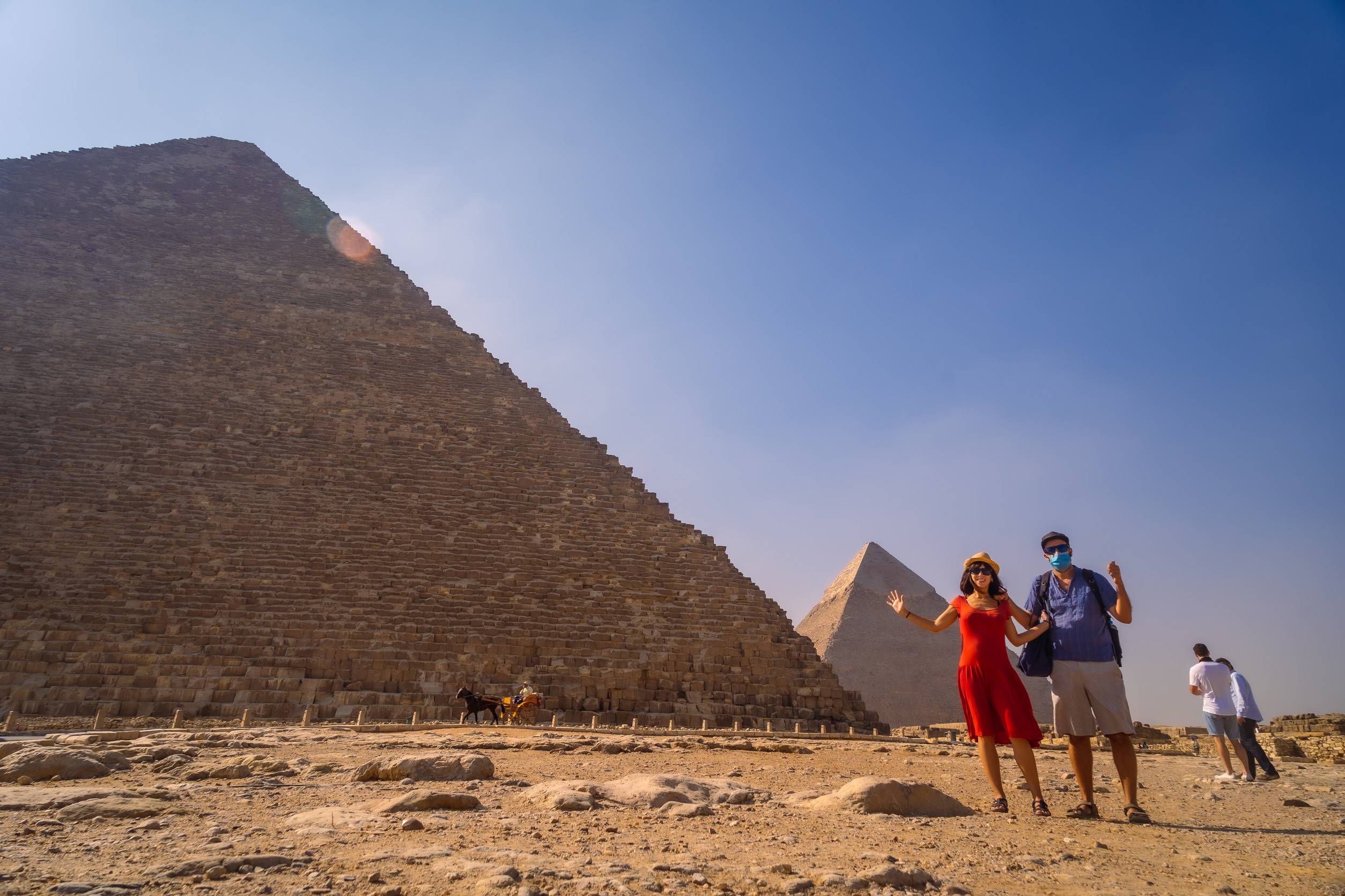 https egypt eta com images a couple in the pyramid of cheops the largest pyramid the pyramids of giza the oldest