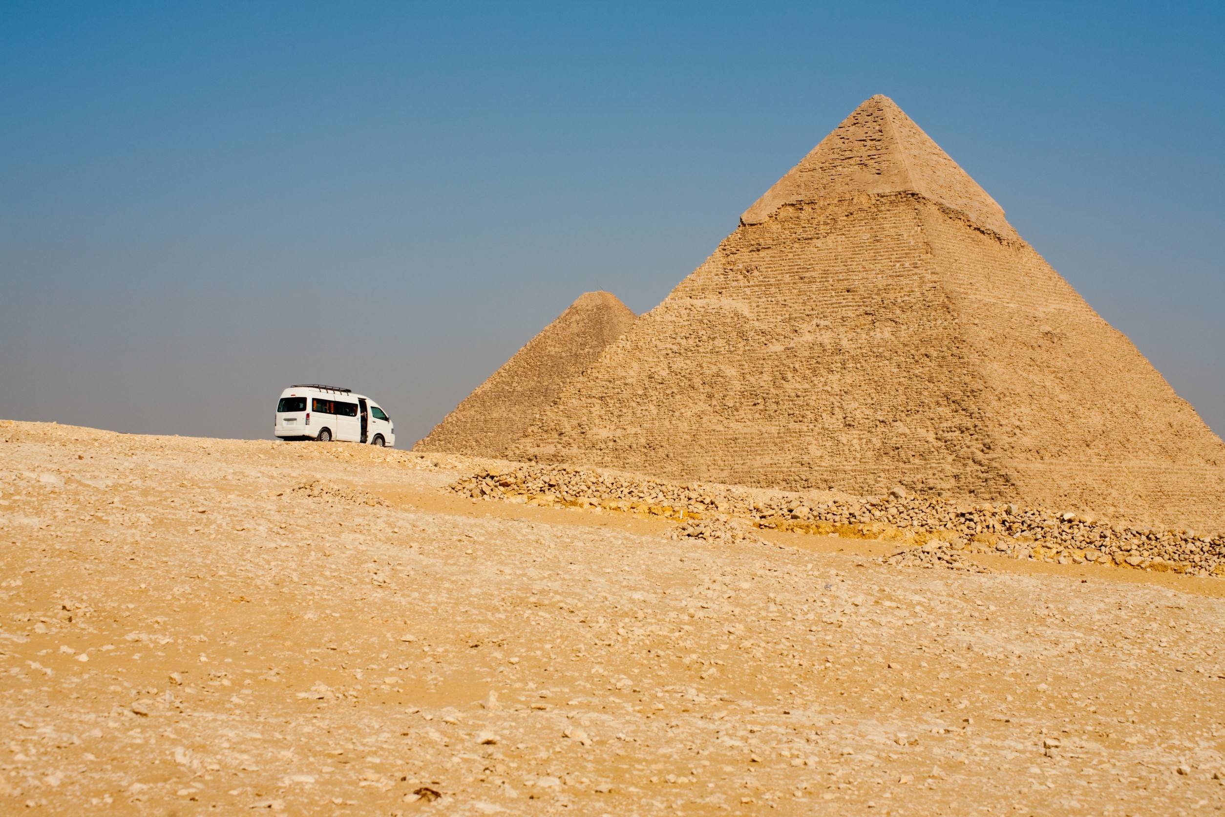 https egypt eta com images a tourist van stops in front of the pyramids of giza in cairo eg