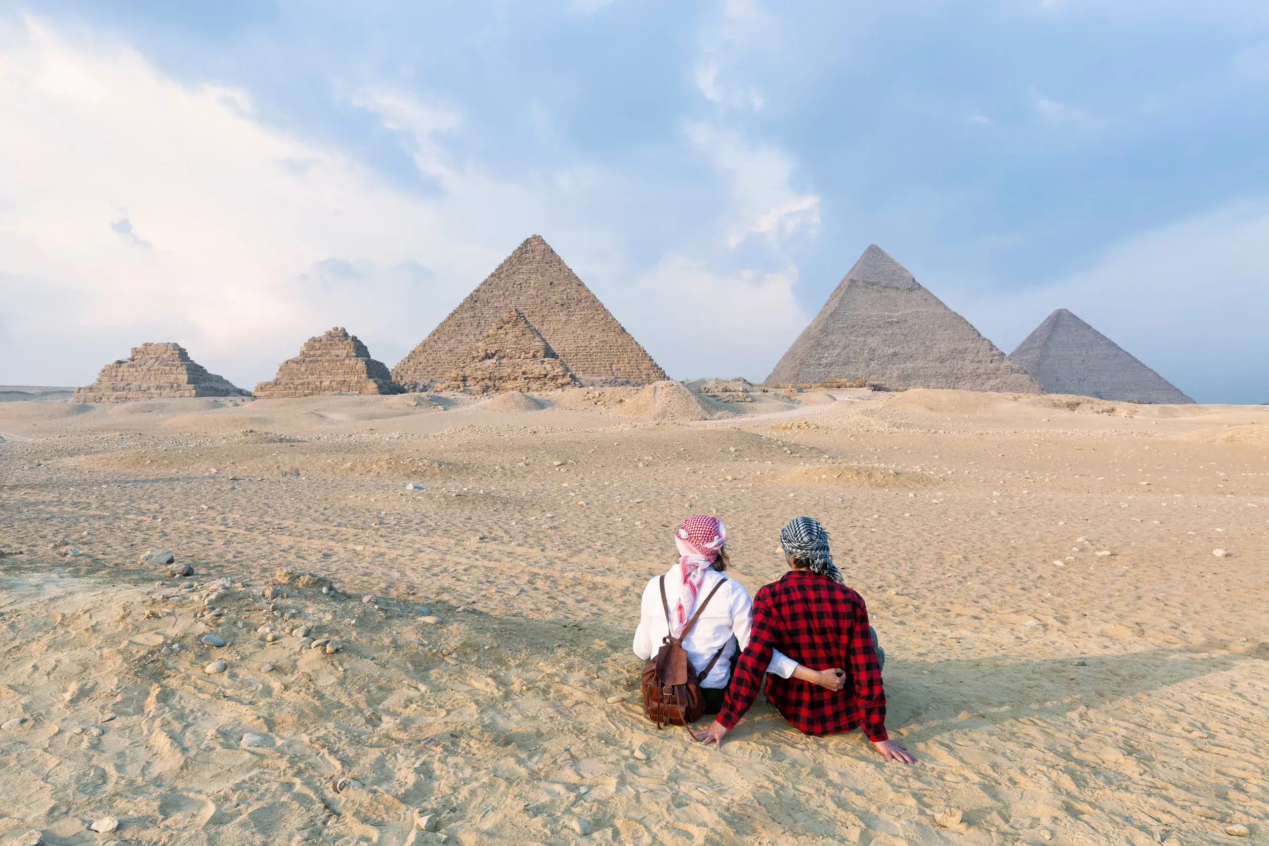 https egypt eta com images back view lover couple tourists woman and man with hat background the pyramid of egyptian giz
