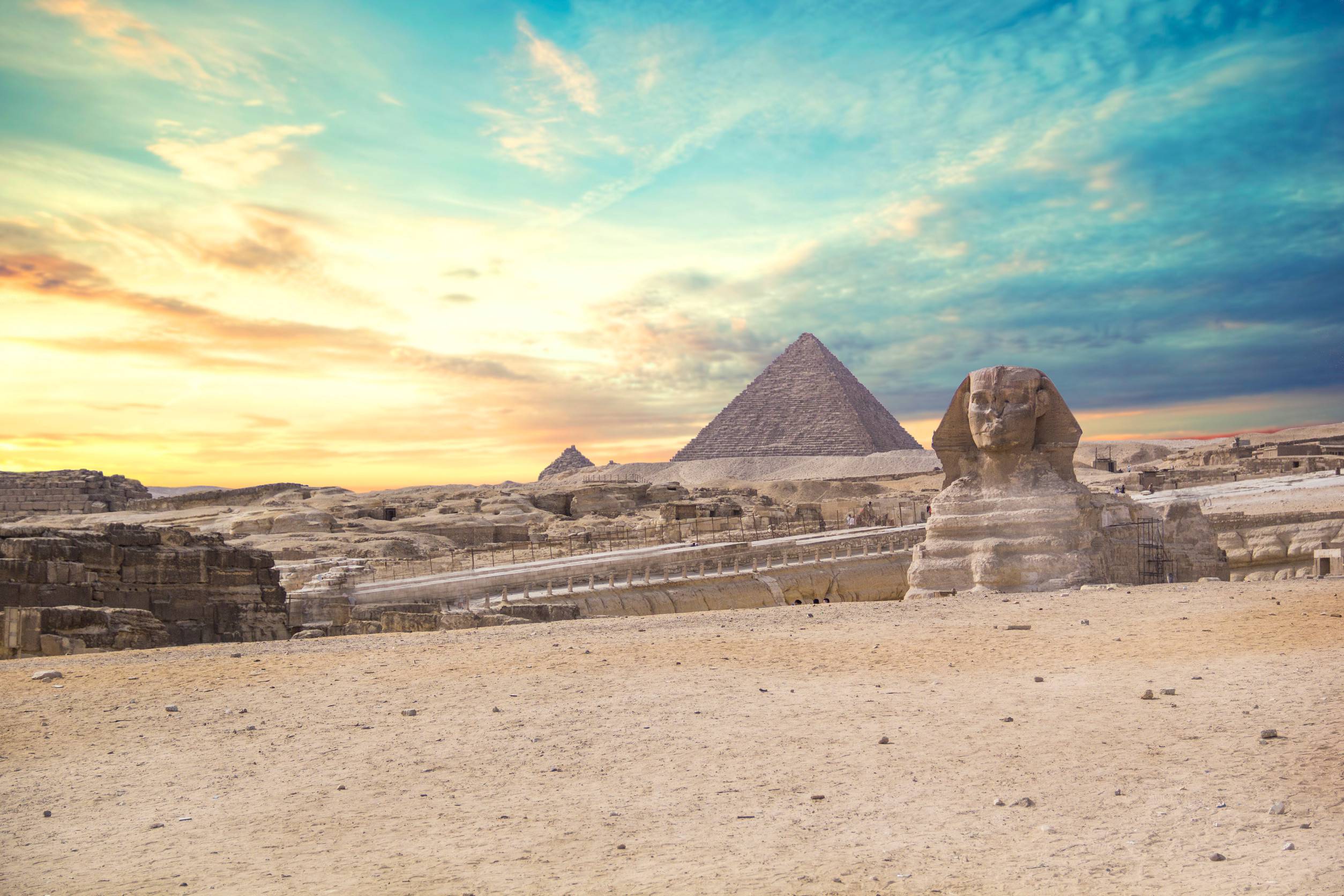 https egypt eta com images background of the pyramids of the pharaohs cheops khafren and mikerin