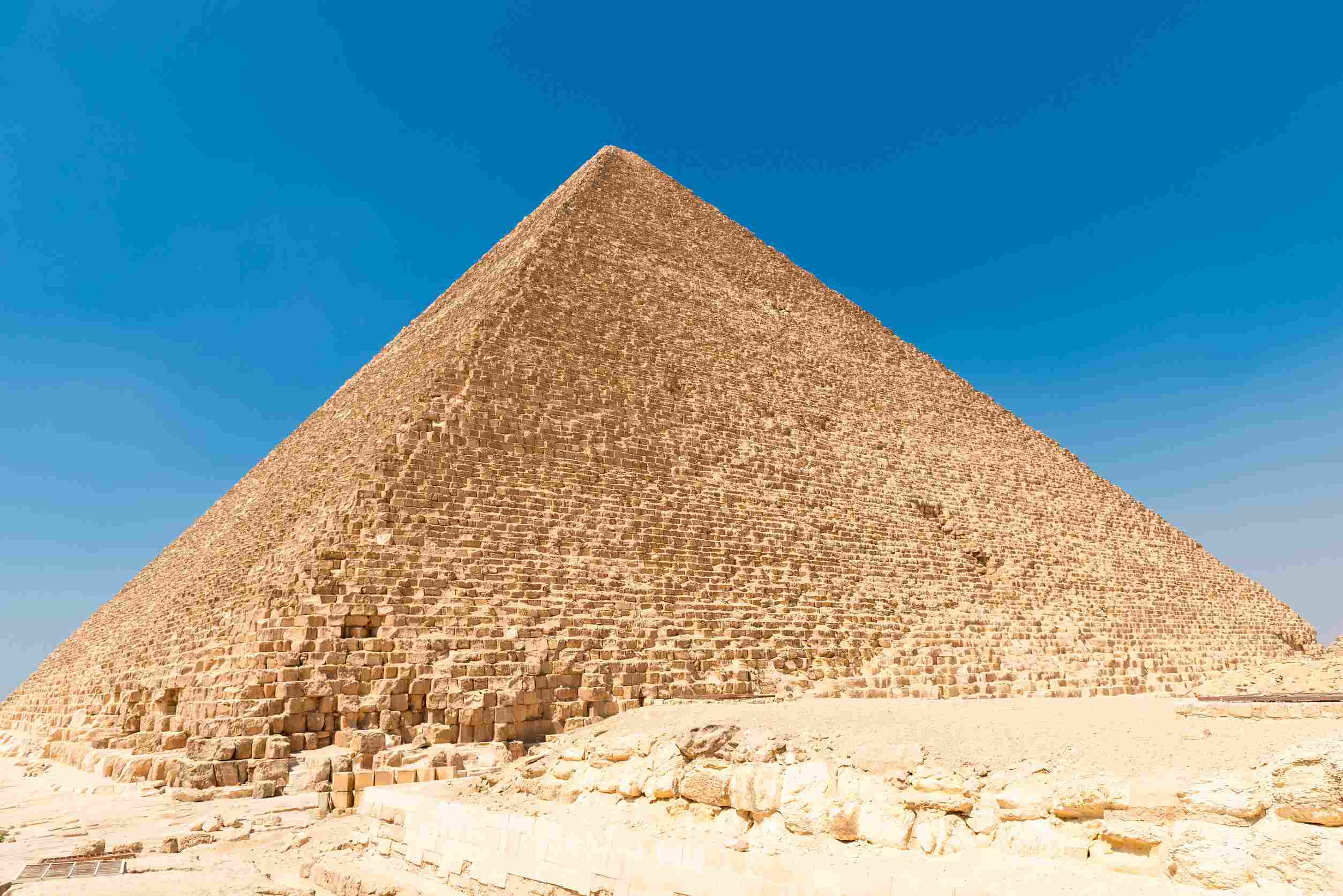 https egypt eta com images beautiful majestic egyptian pyramid of cheops under the scorching sun of the sahara desert