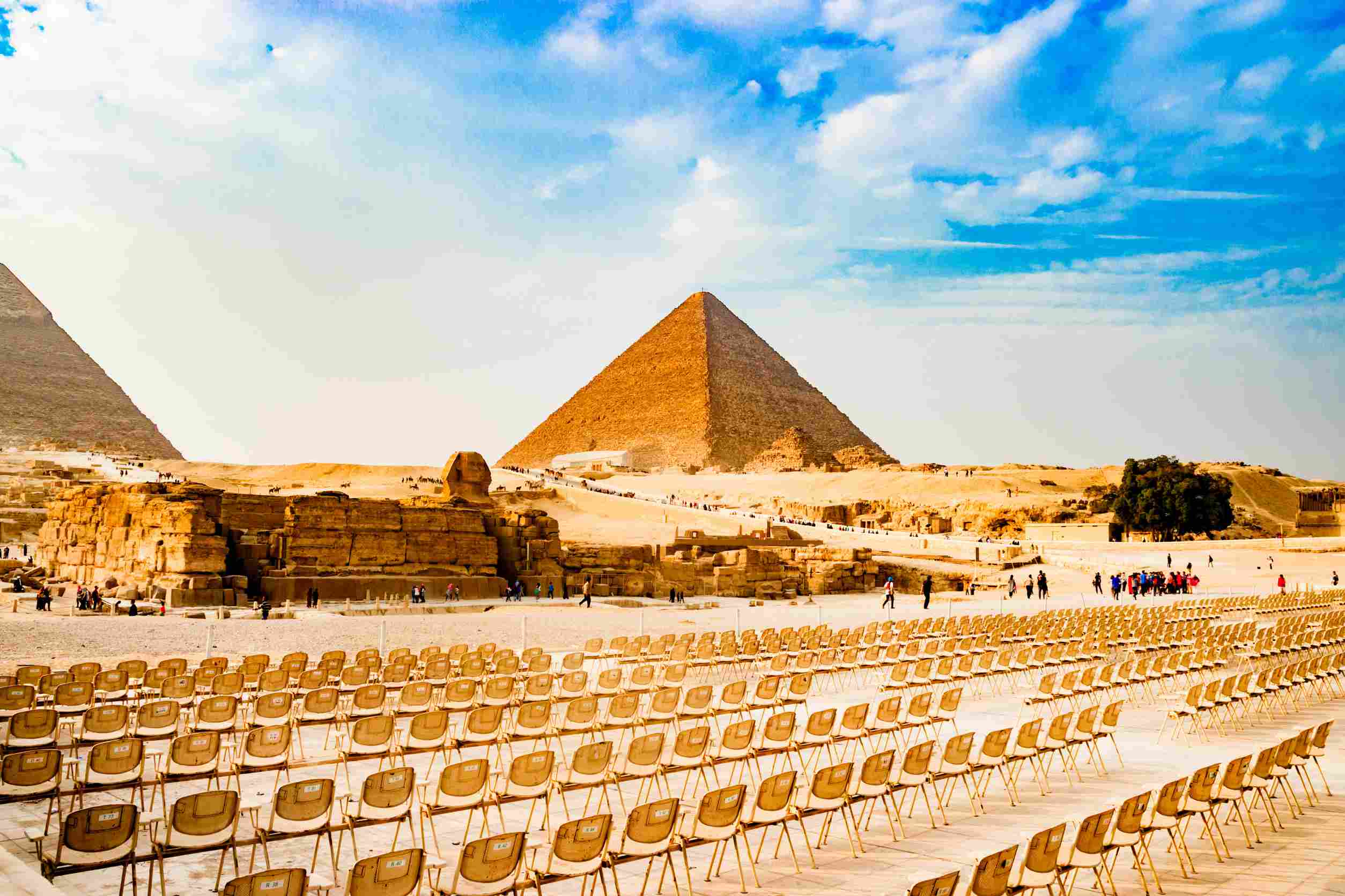 https egypt eta com images chairs near the pyramid in cairo egyp