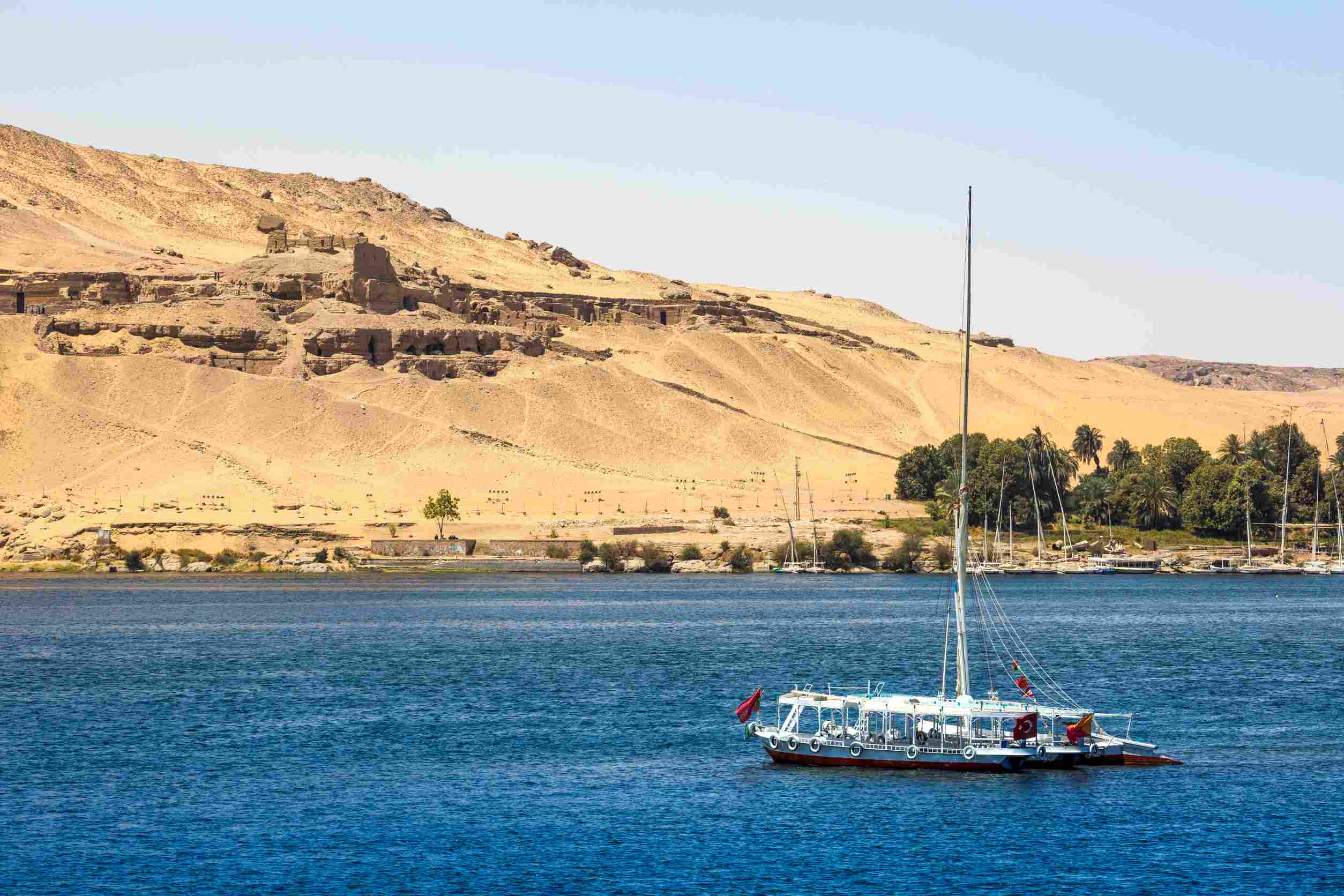 https egypt eta com images elucca river boat on the nile with the sahara behind in aswan egipt