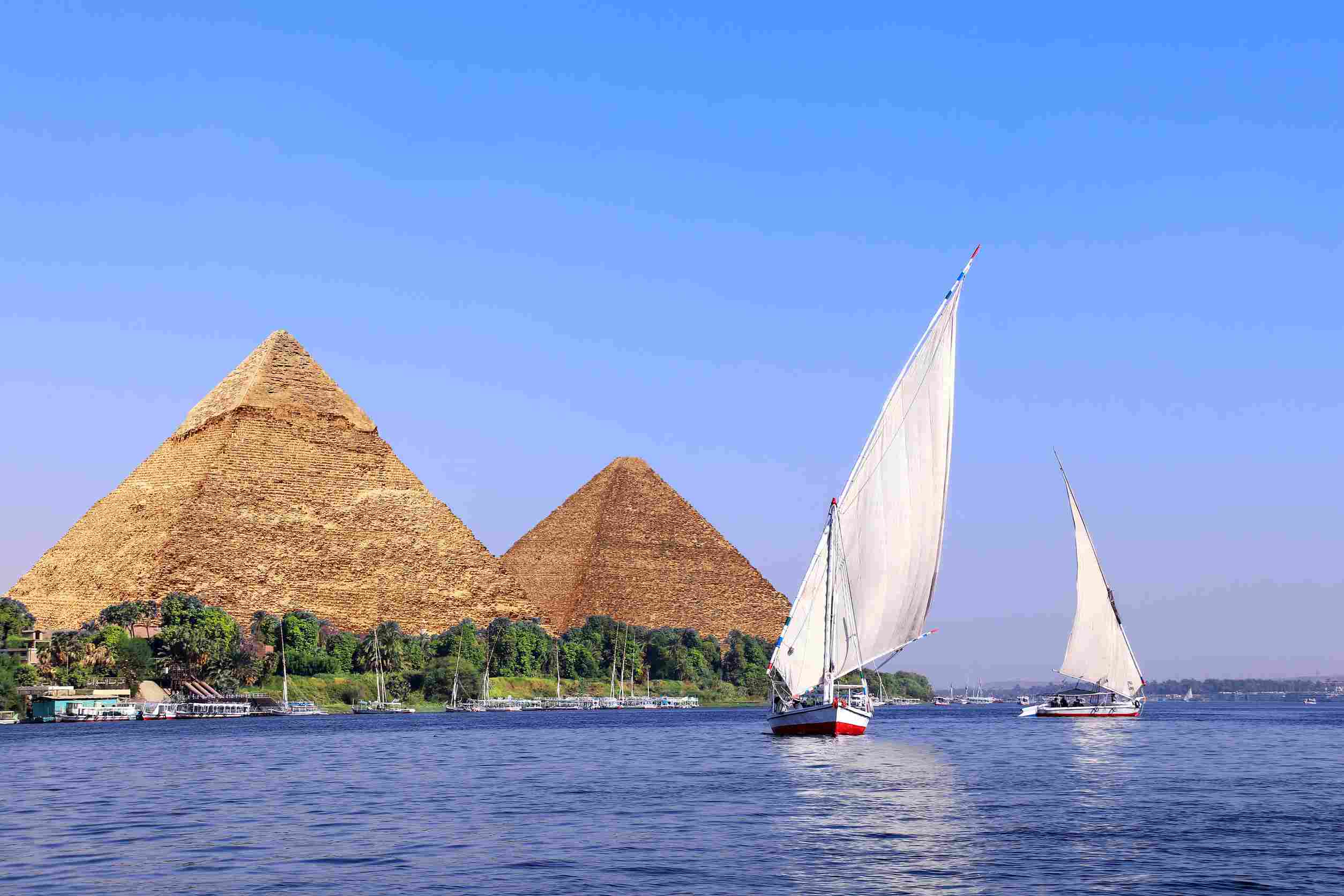 https egypt eta com images great pyramids of chephren and cheops and traditional sailing boat felucca nile river egyp