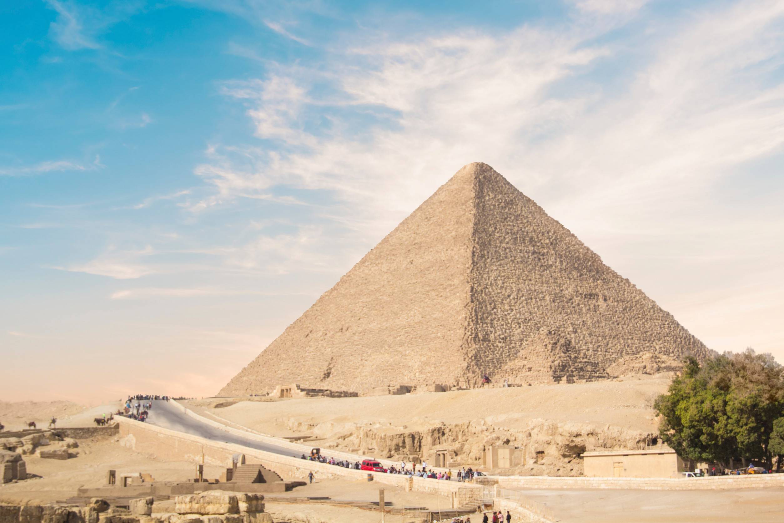 https egypt eta com images great sphinx against background of the pyramids of the pharaohs cheops khafren and