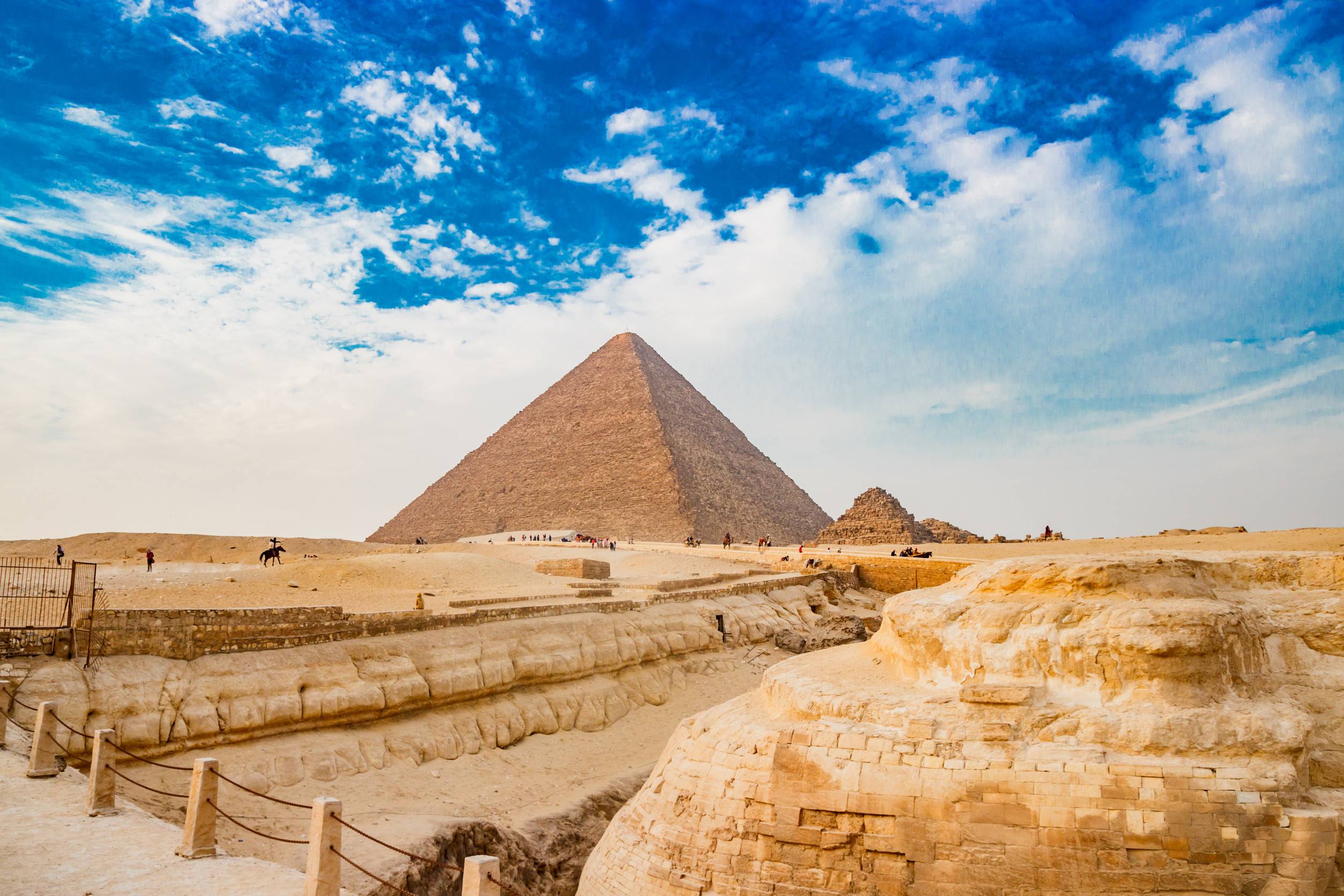 Great Sphinx And Pyramid Of Khafre In Giza Cairo Egypt