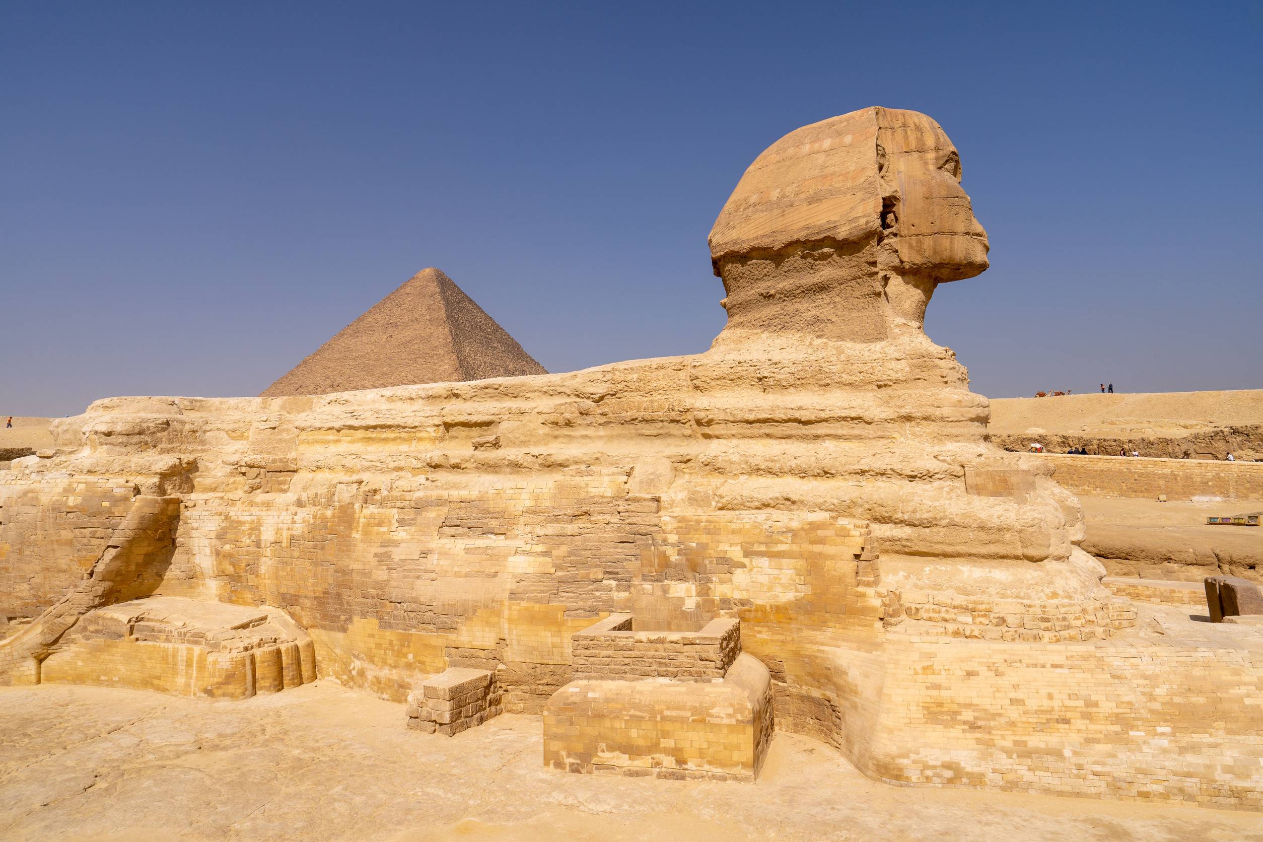 https egypt eta com images great sphinx of giza with the great pyramid in the backgroun