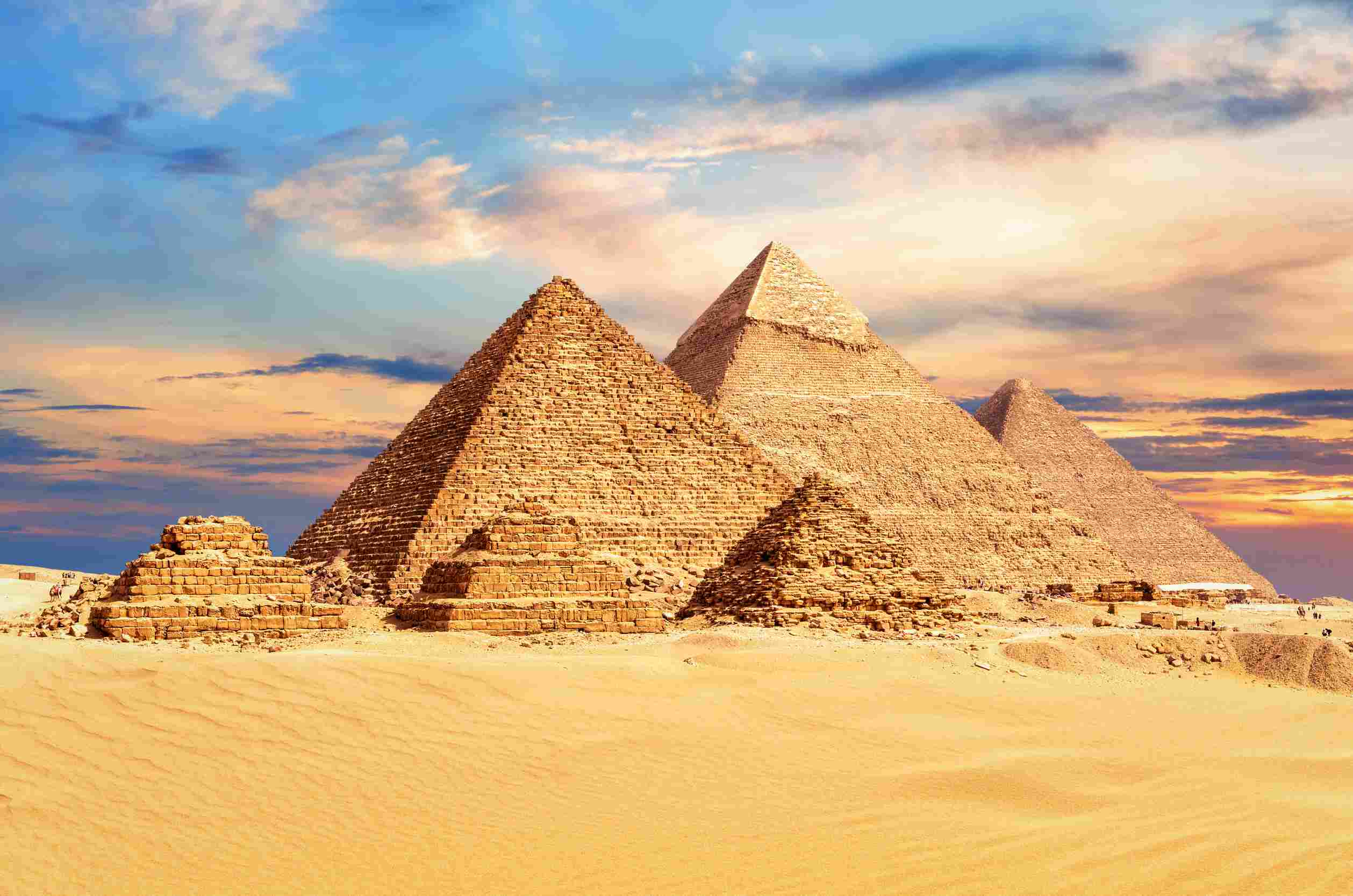 https egypt eta com images he great pyramids of giza under a colorful desert sky egypt