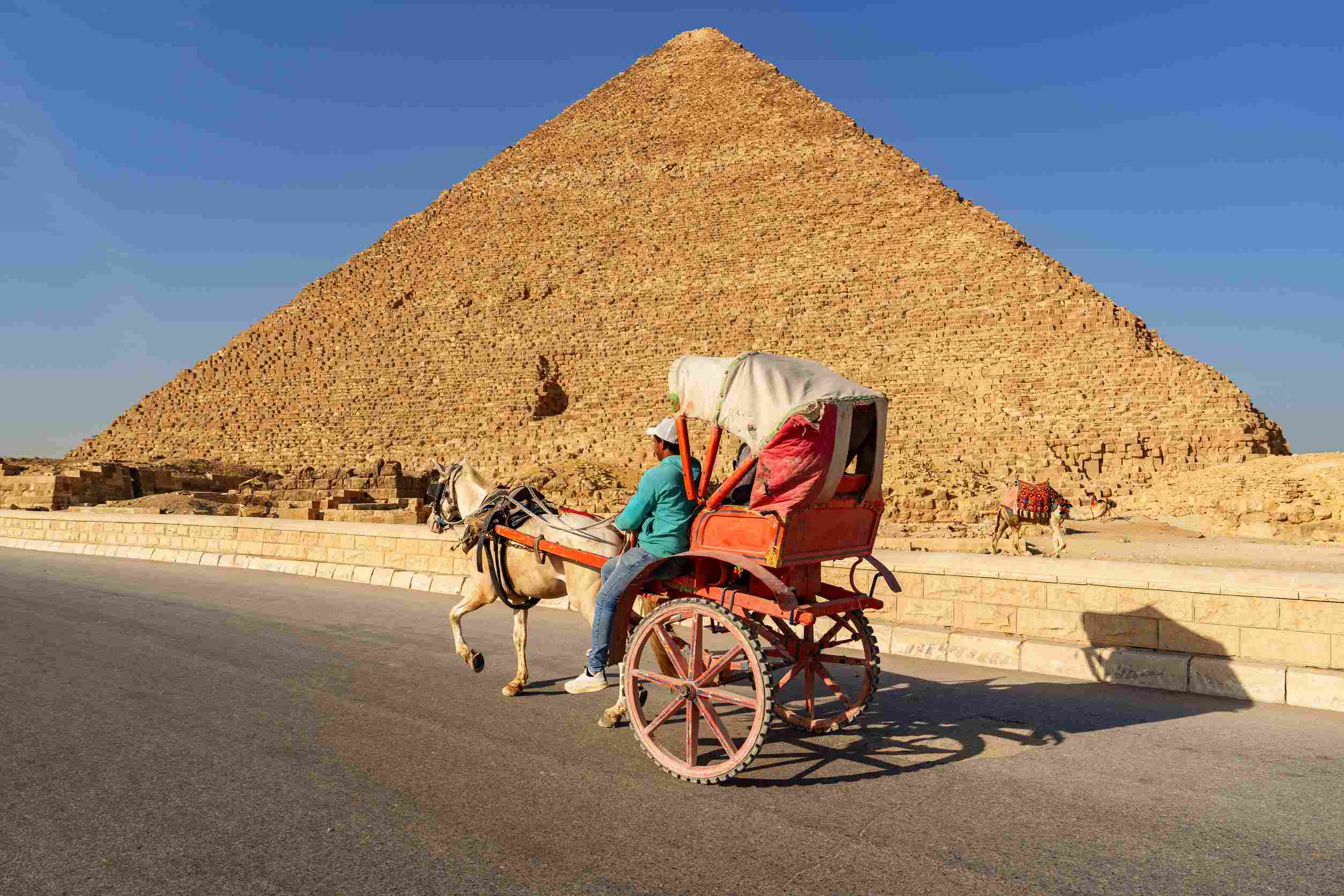 https egypt eta com images horse drawn carriage ride near the great pyramid in egypt during a clear