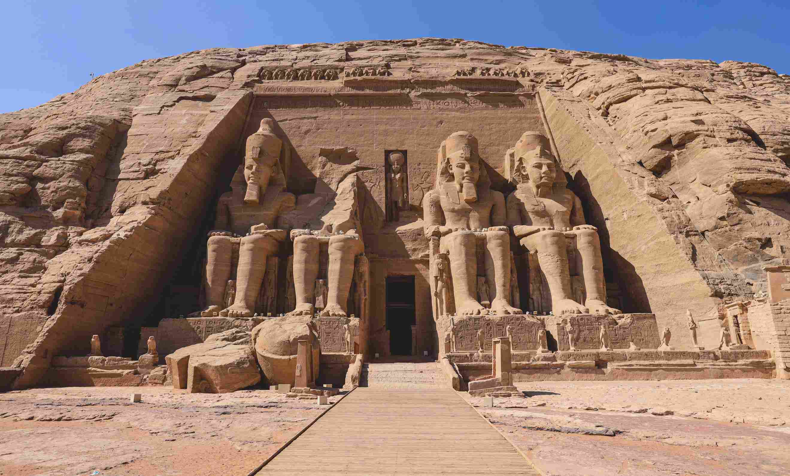 https egypt eta com images main view of an entrance to the great temple at abu simbel with ancient colossal statues