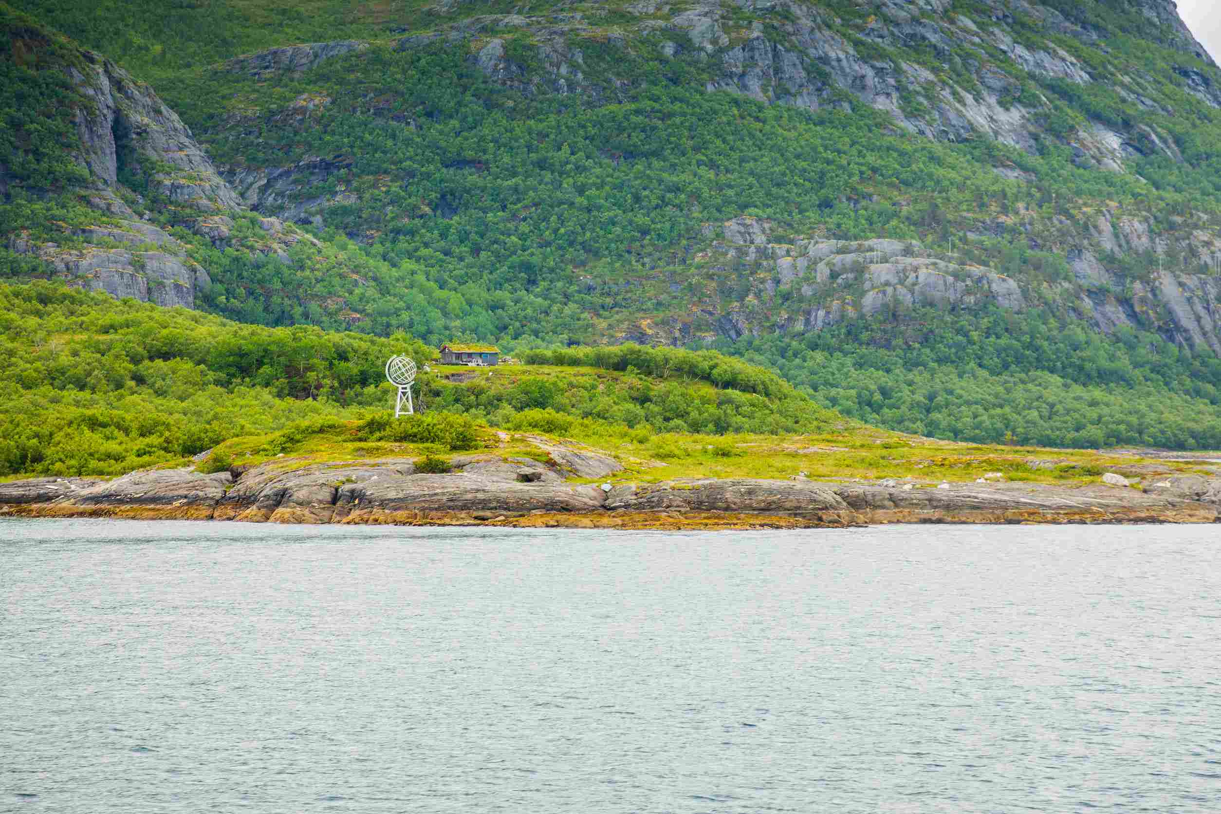 https egypt eta com images monument at the arctic circle next to melfjord near jektvik in front of a steep cliff norway