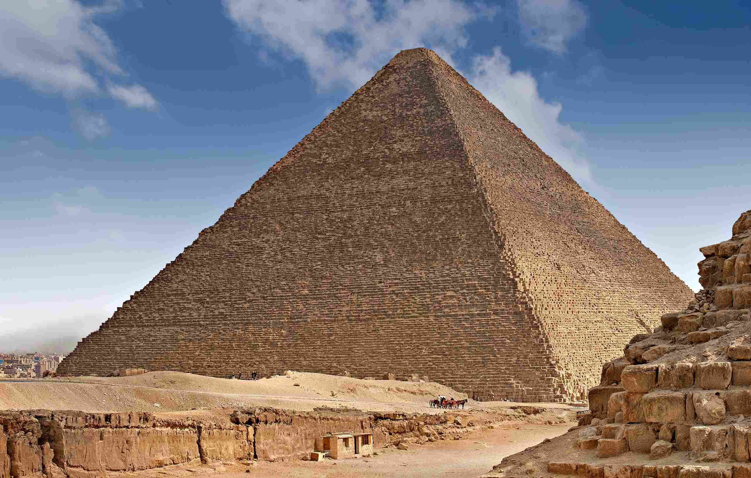 https egypt eta com images one of the pyramids on the giza plateau in cairo egyp