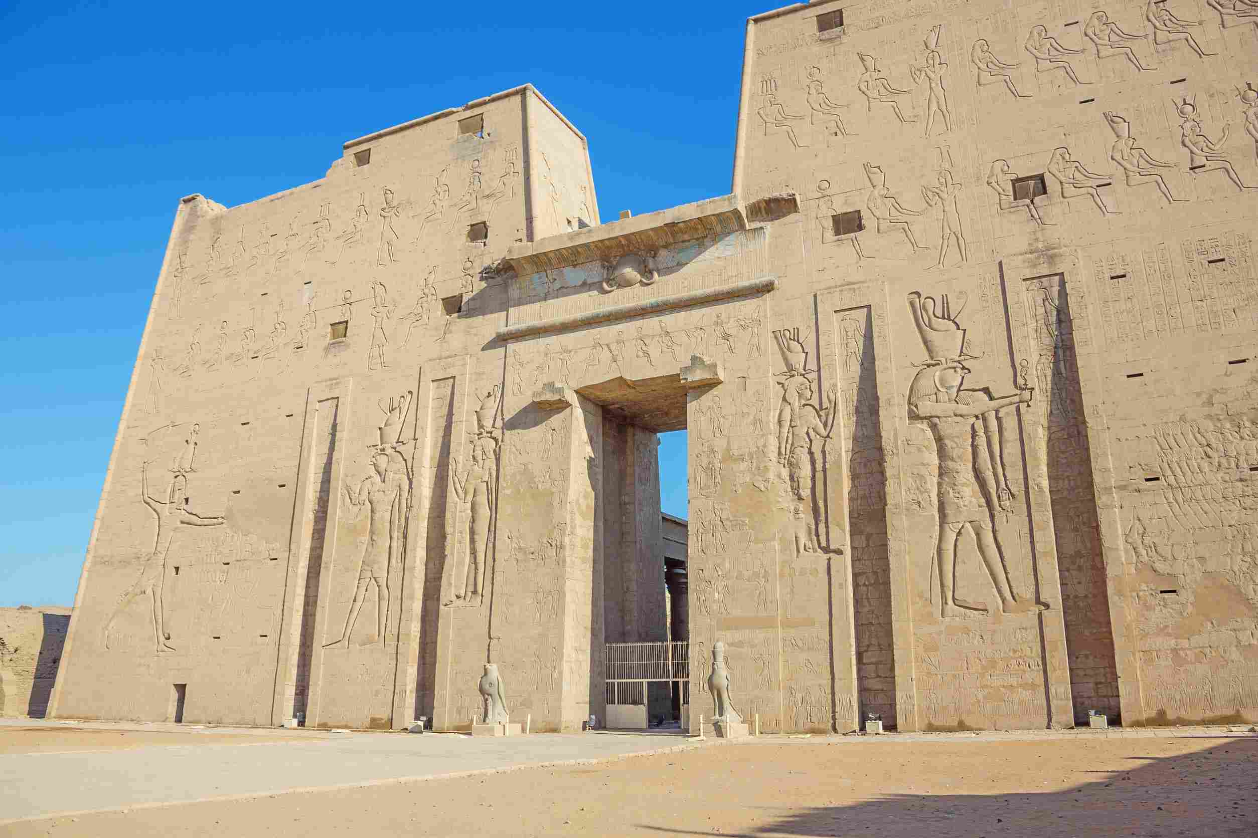 https egypt eta com images overview of the entrance of the temple of horus at edfu