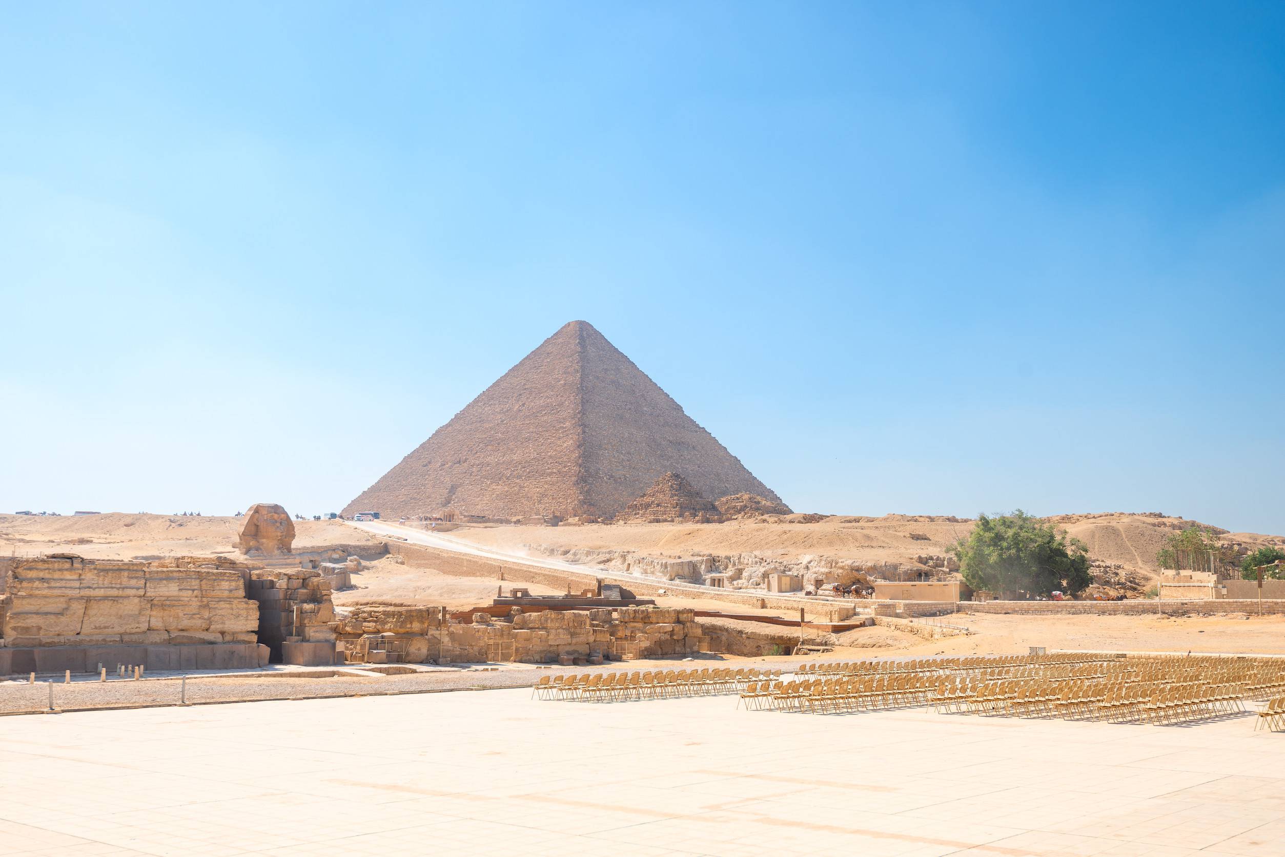 https egypt eta com images picturesque landscape with egyptian sphinx against the backdrop of ancient pyramids under