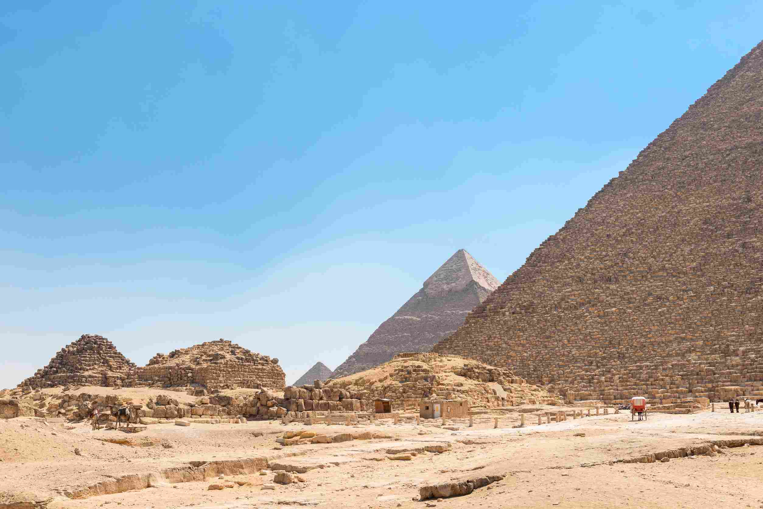 https egypt eta com images picturesque landscape with majestic egyptian pyramids under the scorching sun of the sahara desert