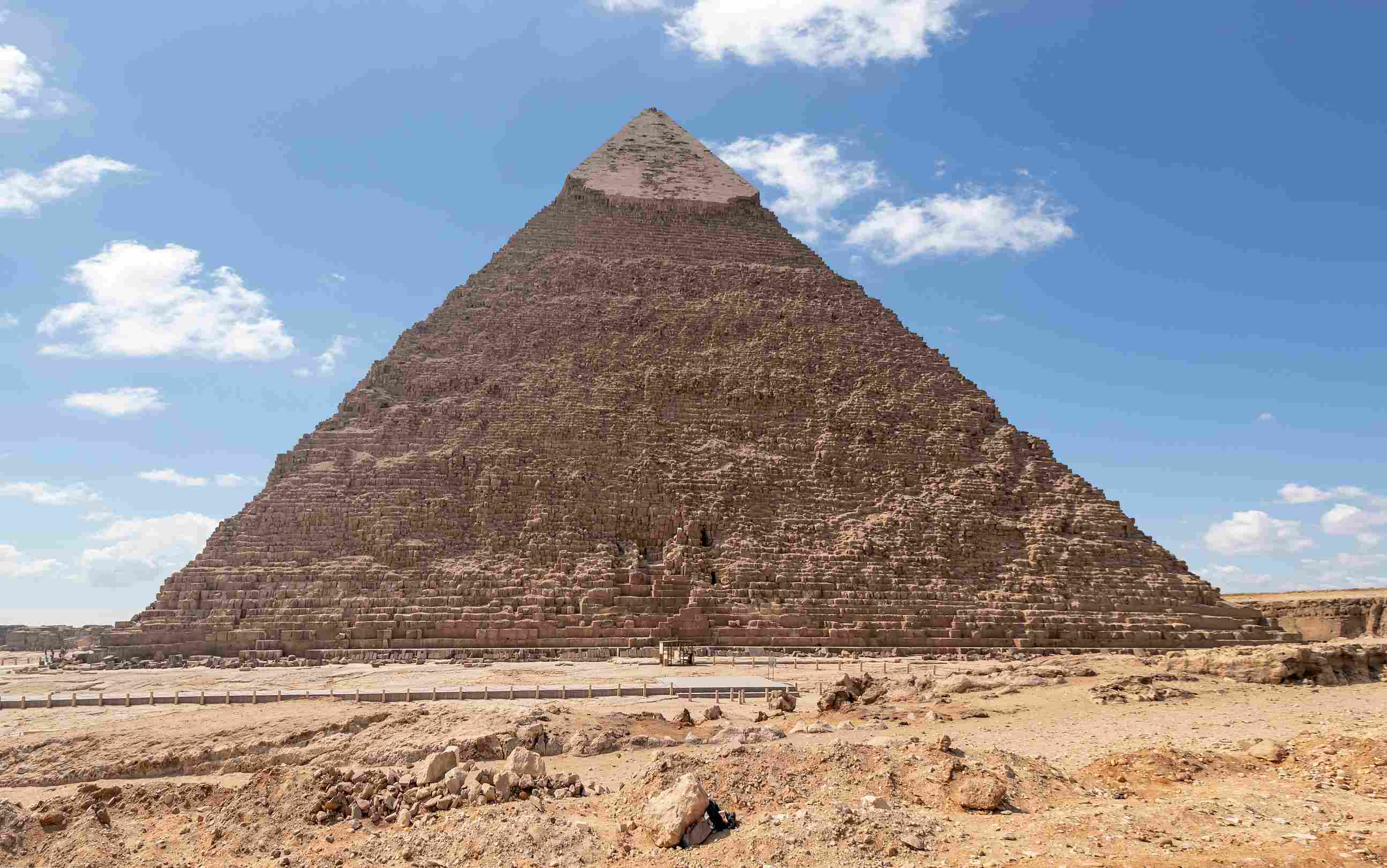 https egypt eta com images pyramid of khafre or of chephren is the second tallest and second largest of the ancient