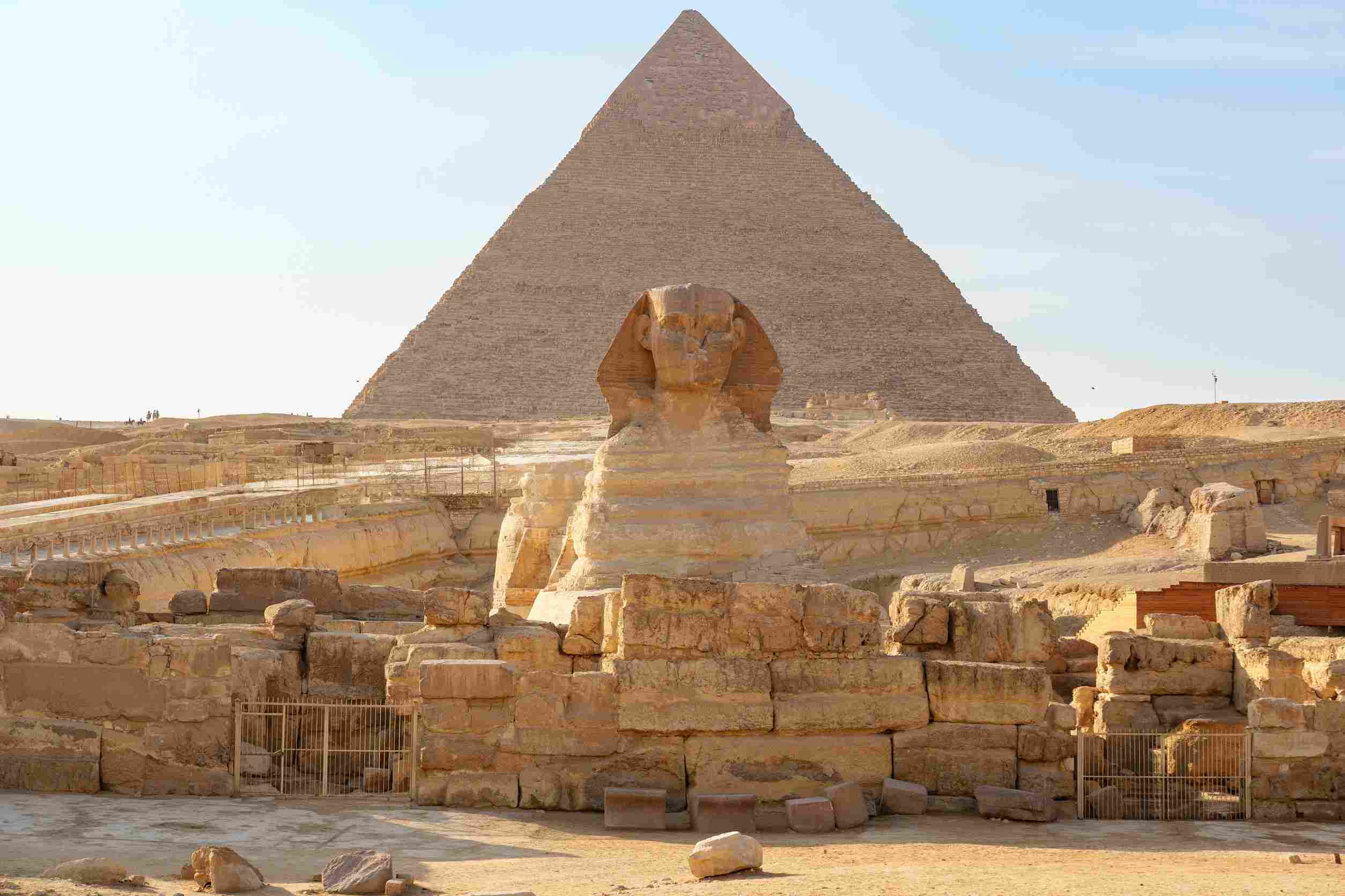 https egypt eta com images sphinx and great pyramid of giza under clear sky in afternoon light