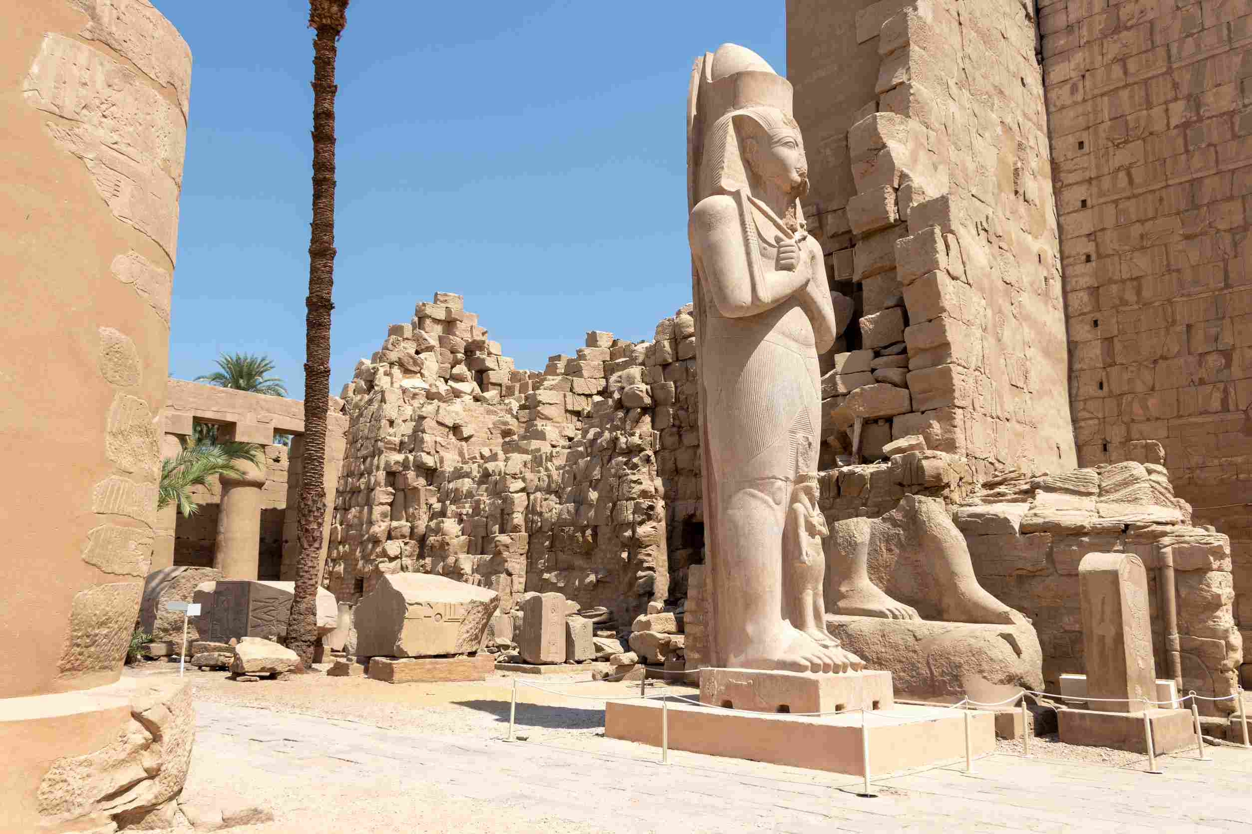 https egypt eta com images statue of ramses ii with his daughter merit amon in the temple of amun ra in karnak luxor