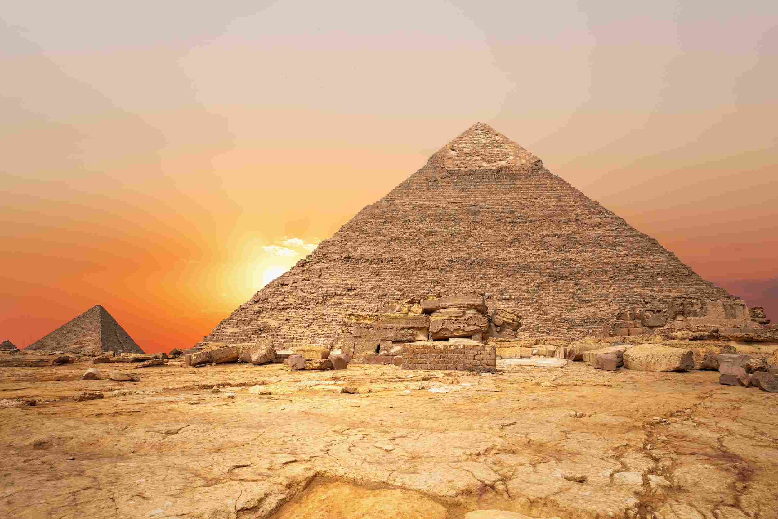 https egypt eta com images sunset in the desert and the pyramid of khafre egyp