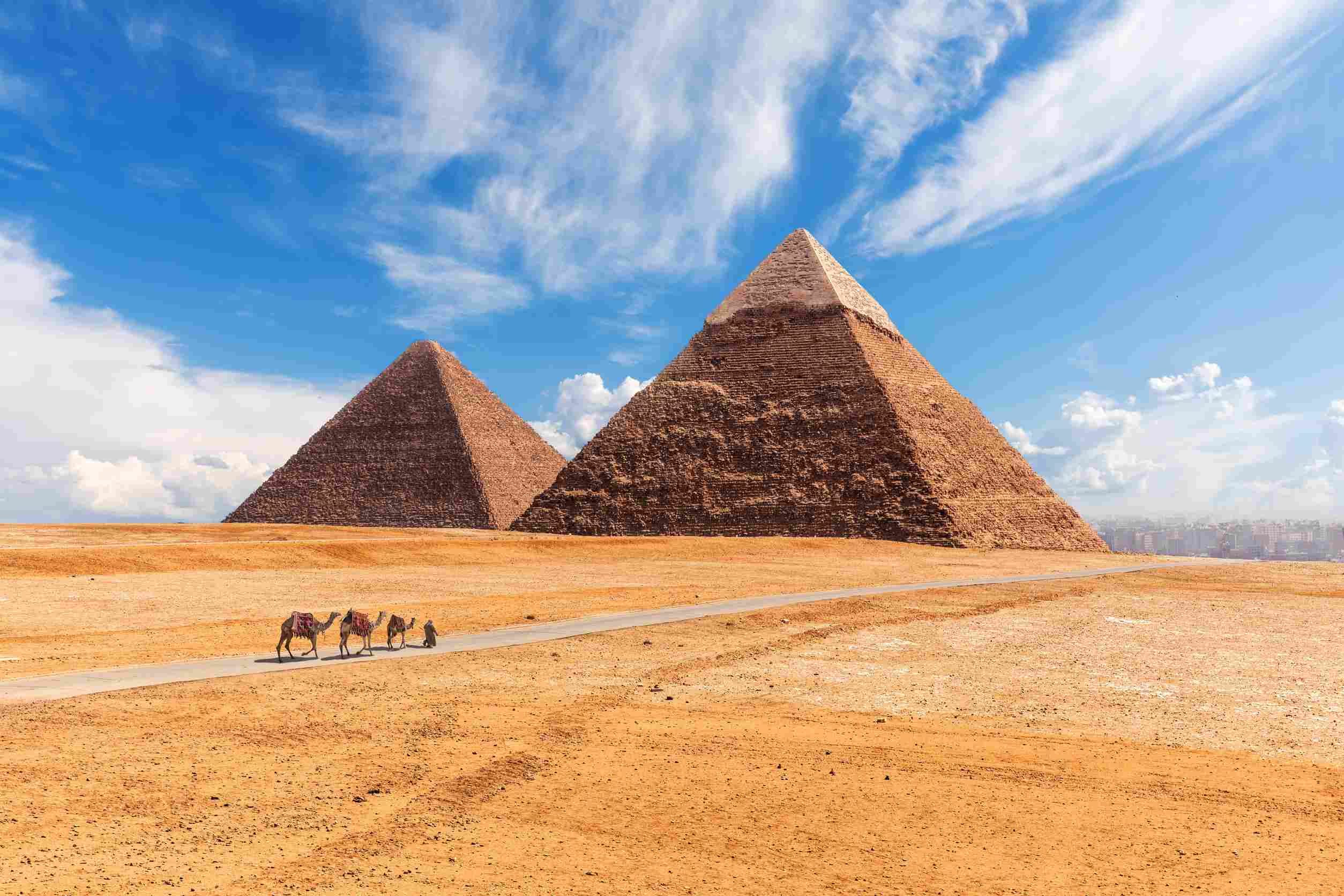 https egypt eta com images the giza pyramids in the desert sunny day scenery