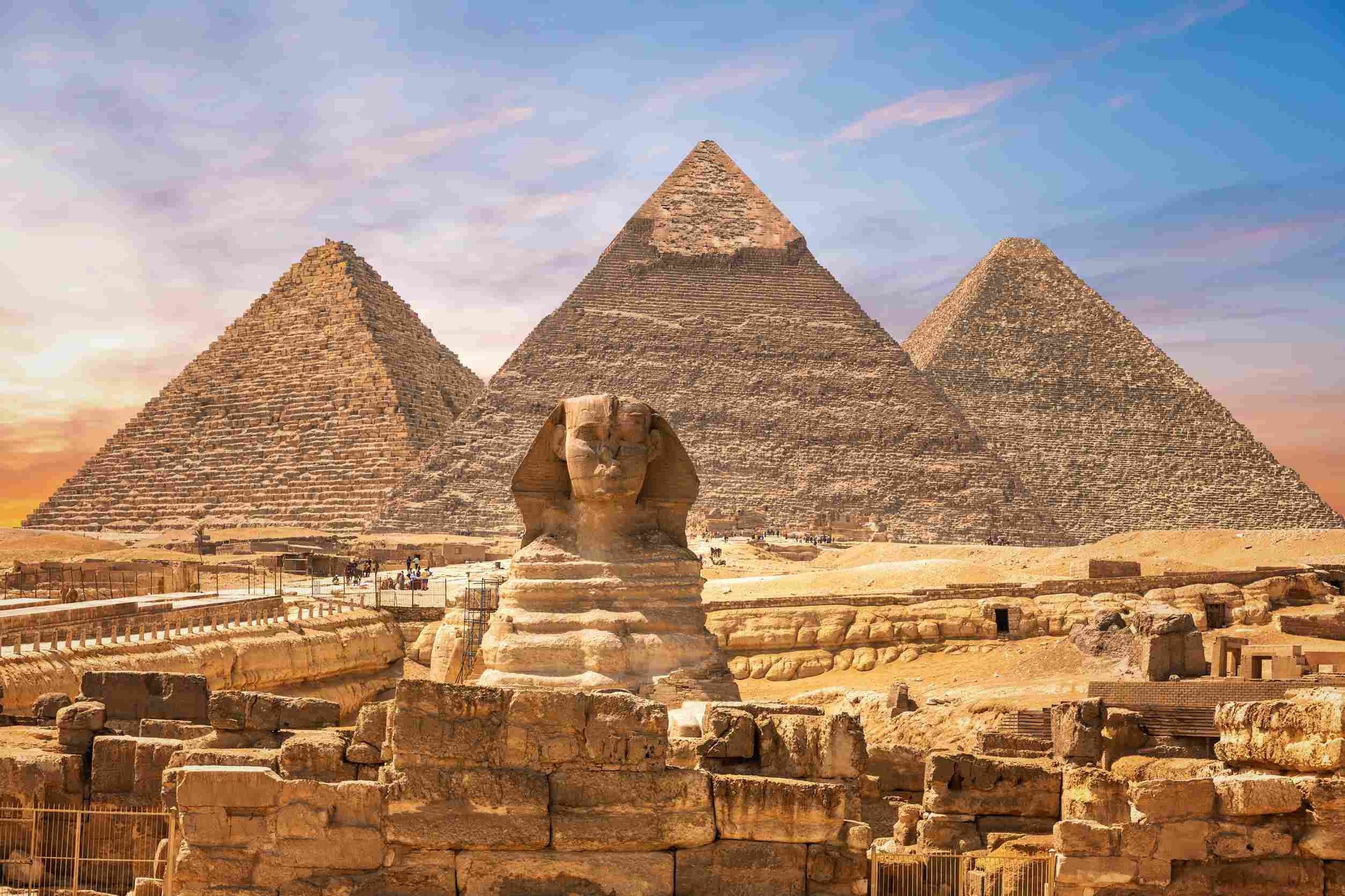 https egypt eta com images the great sphinx next to the pyramids of egypt in the sands of giza de