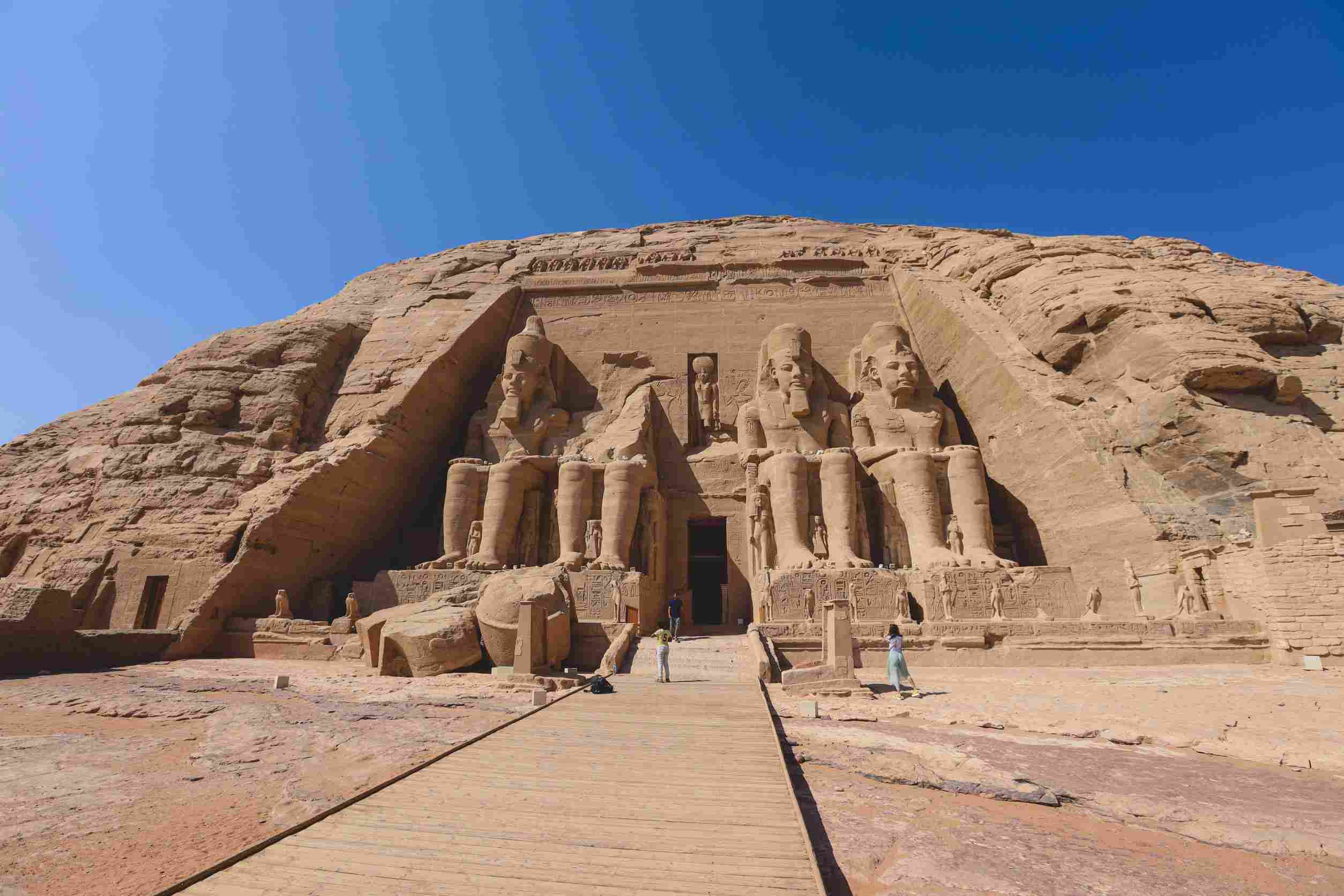 https egypt eta com images the main view of an entrance to the great temple at abu simbel with ancient colossal statues