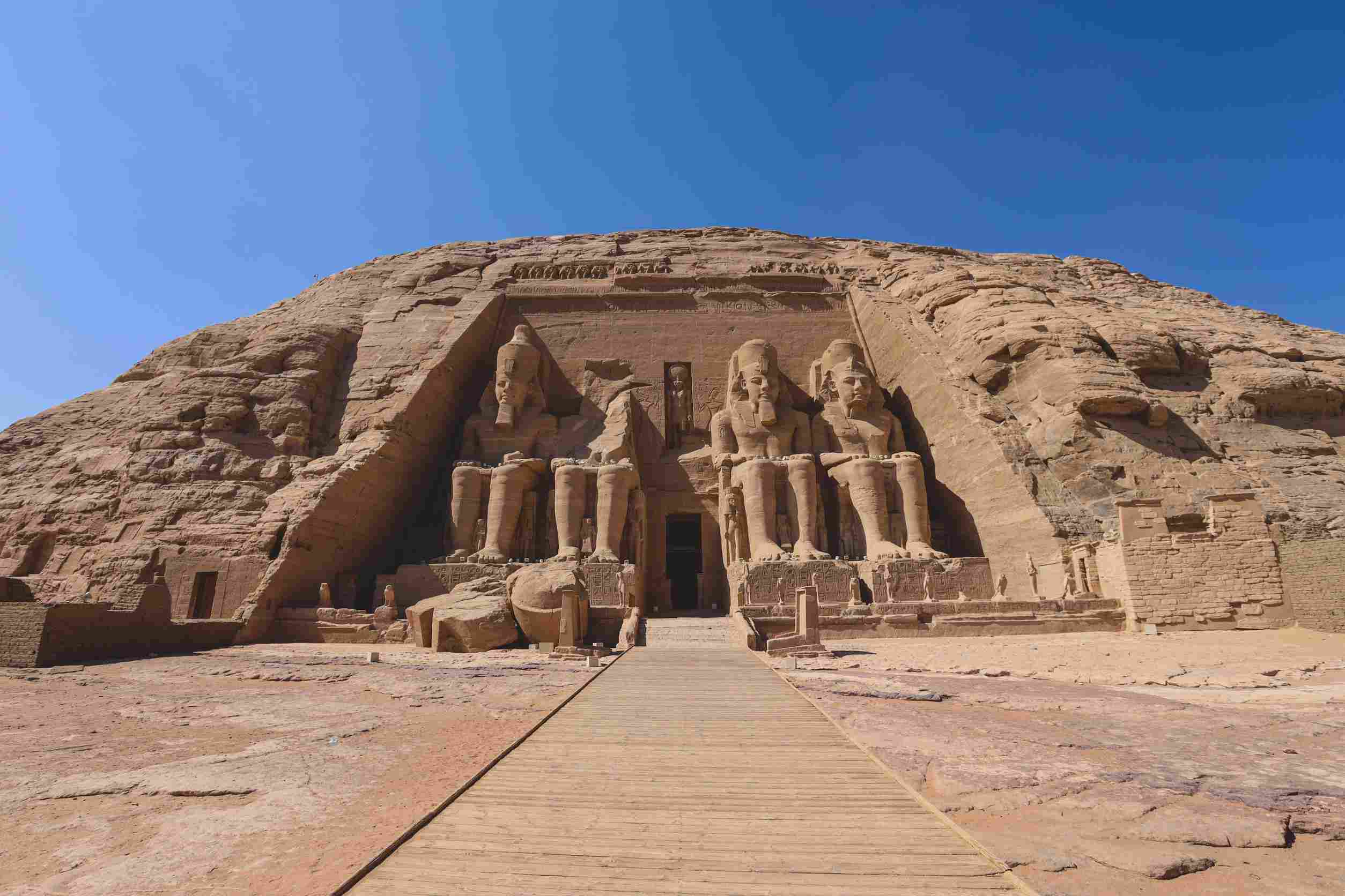 https egypt eta com images the main view of entrance to the great temple at abu simbel with ancient colossal statues