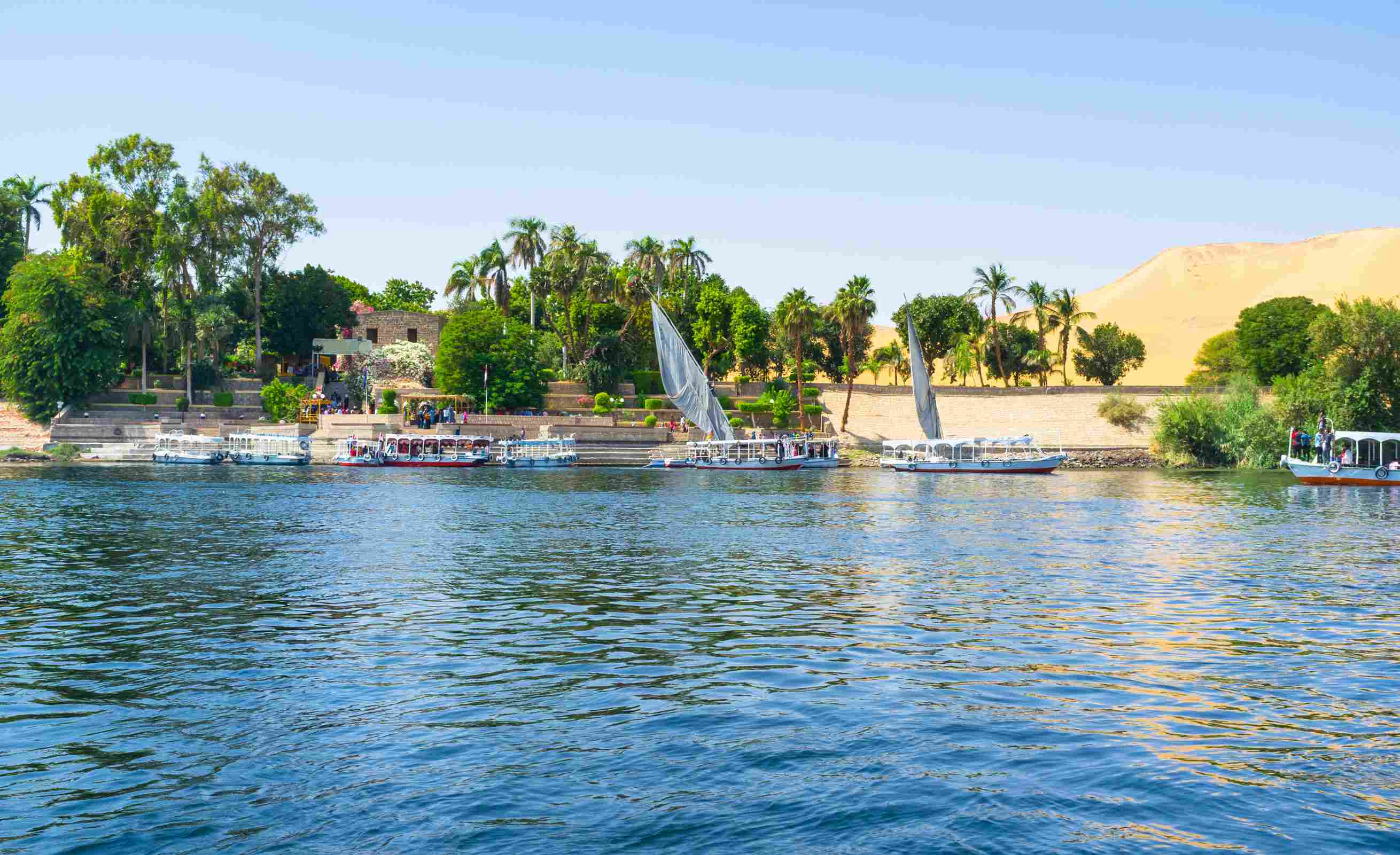 https egypt eta com images the motor boats and feluccas moored next to the entrance to botanical garden on the