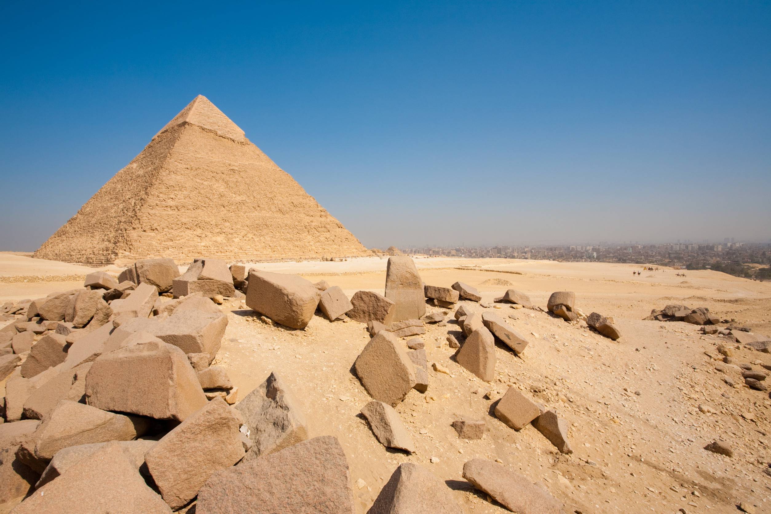 https egypt eta com images the pyramid of khafre stands at the edge of the city of cairo in the desert in