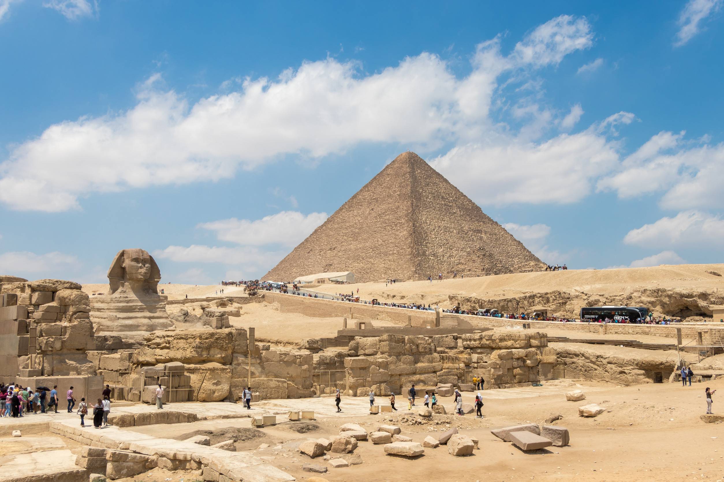 The Pyramid Of Khufu And The Great Sphinx Of Giza Egyp The Pyramid Of Khufu And The Great Sphinx Of Giza Egyp
