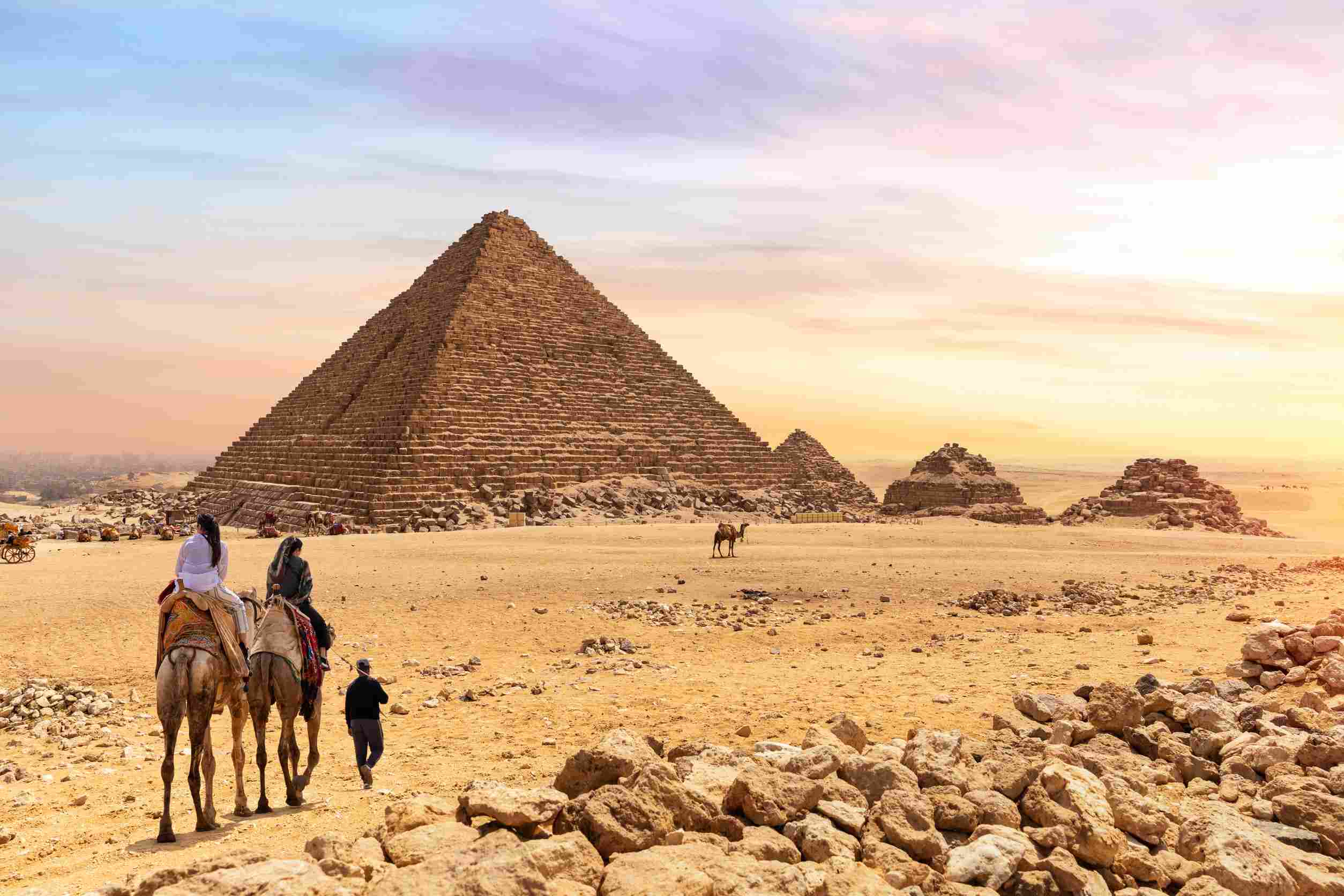 https egypt eta com images the pyramid of menkaure and tourists on camels giza
