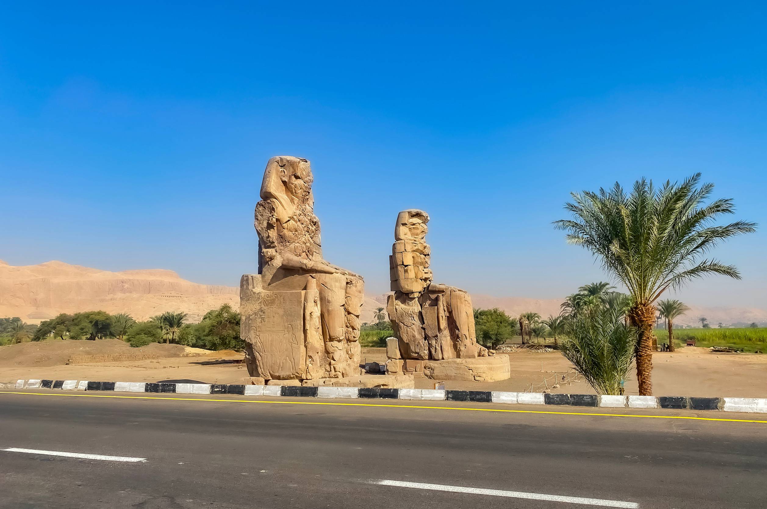 https egypt eta com images the sphynx guarding the pyramids area