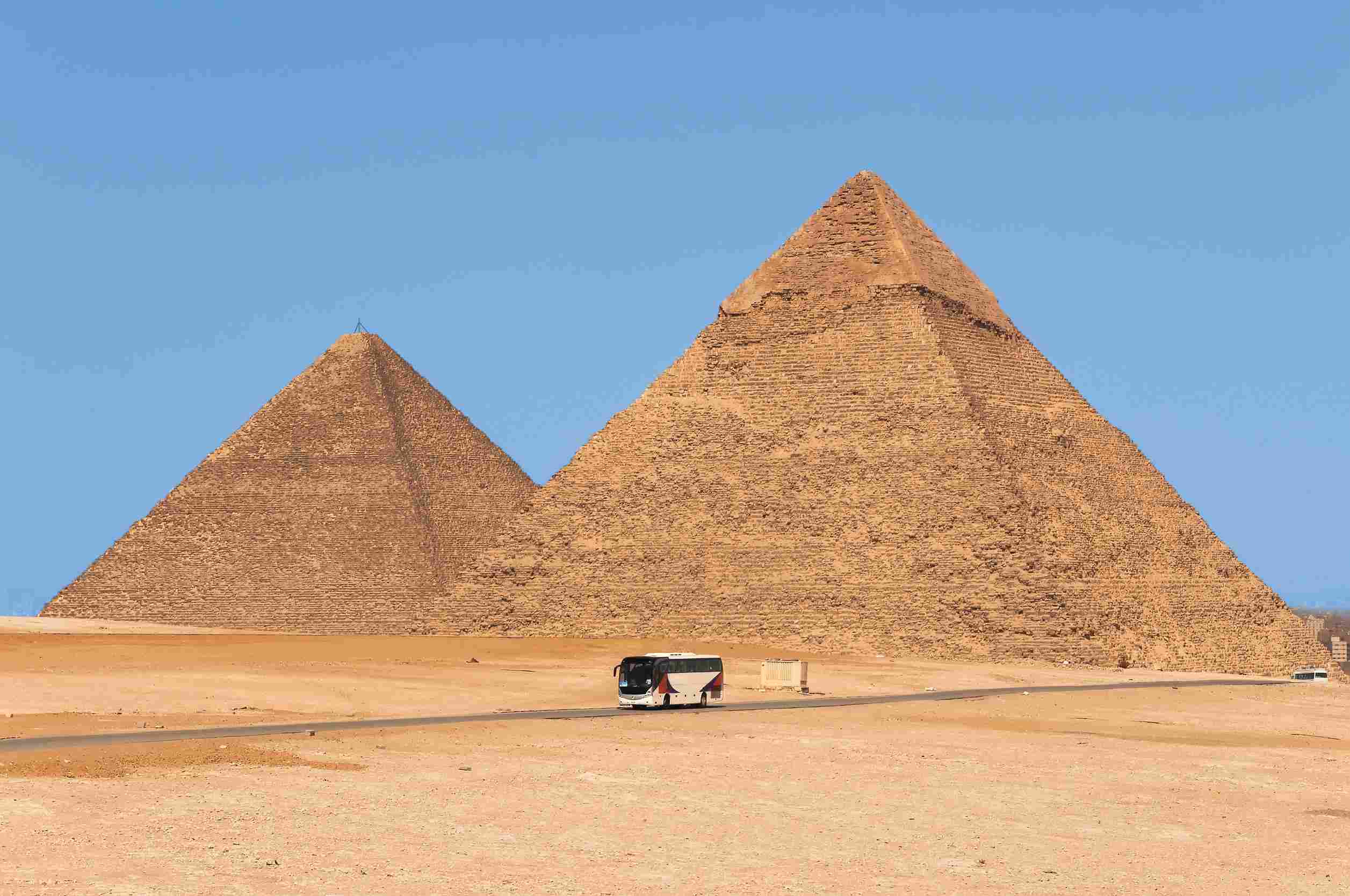 https egypt eta com images tourist bus near the pyramids of giza