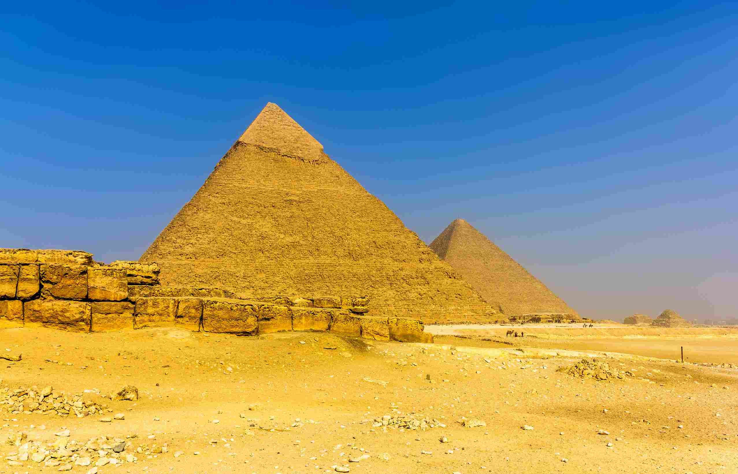 https egypt eta com images view of the pyramids of khafre and khufu in giza egyp