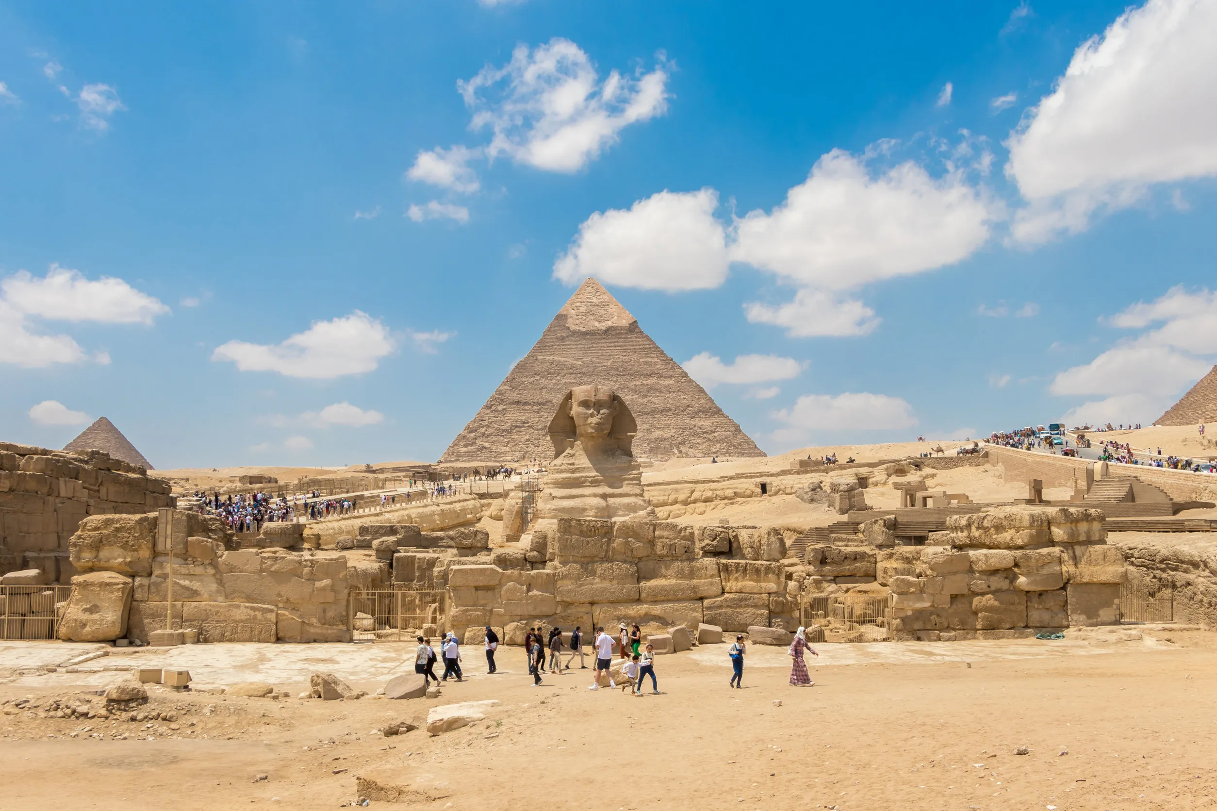 https egypt eta com images world famous giza pyramids and the great sphinx with tourist