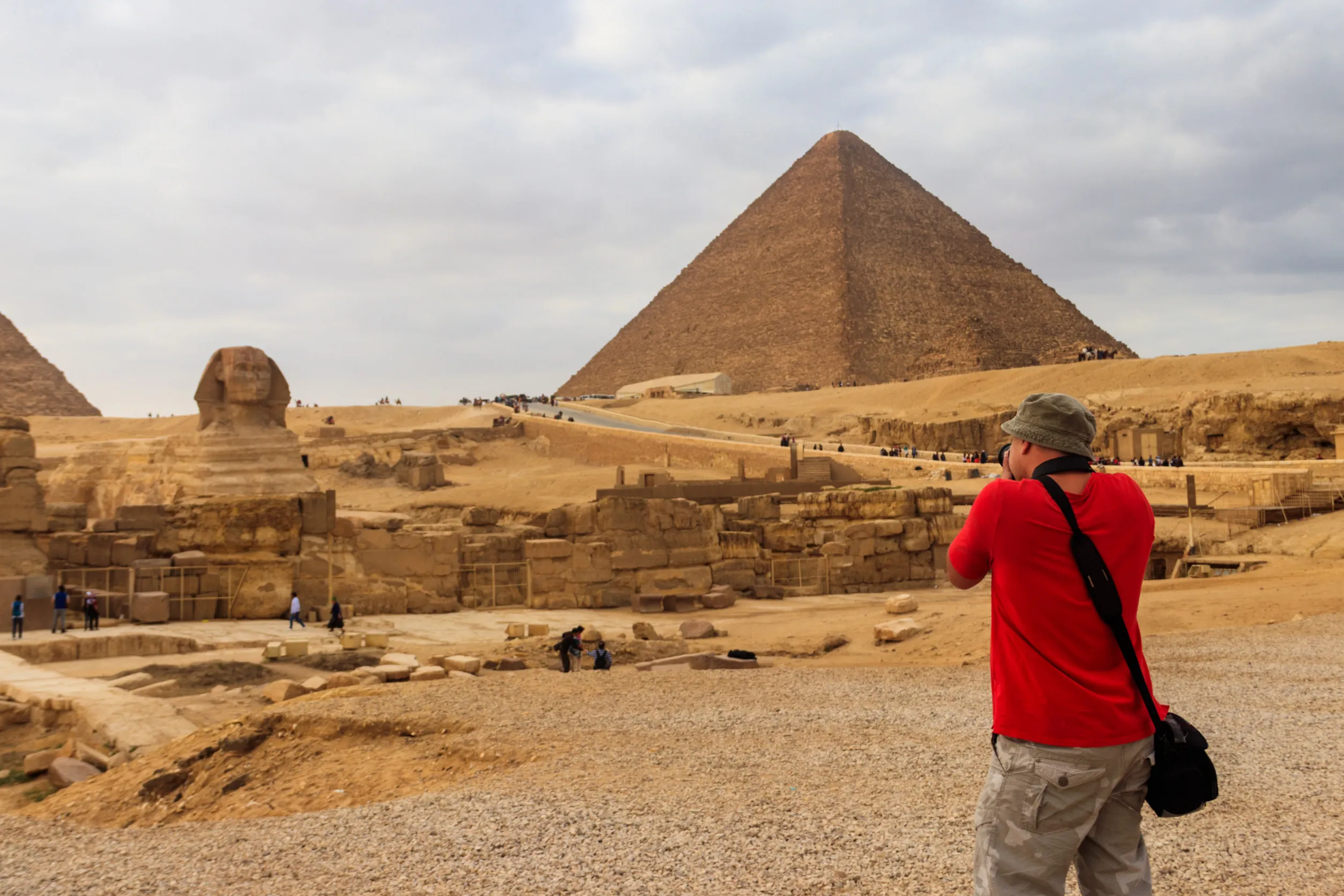 https egypt eta com images young man taking a photos of the pyramids of giza in cairo egypt